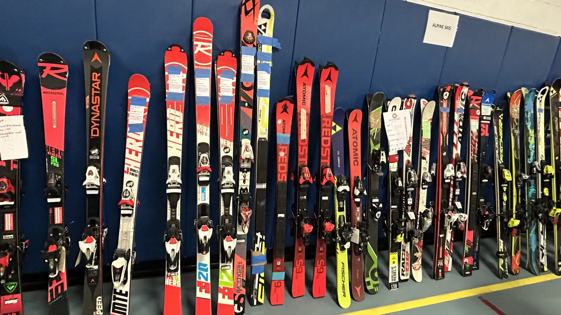 skis