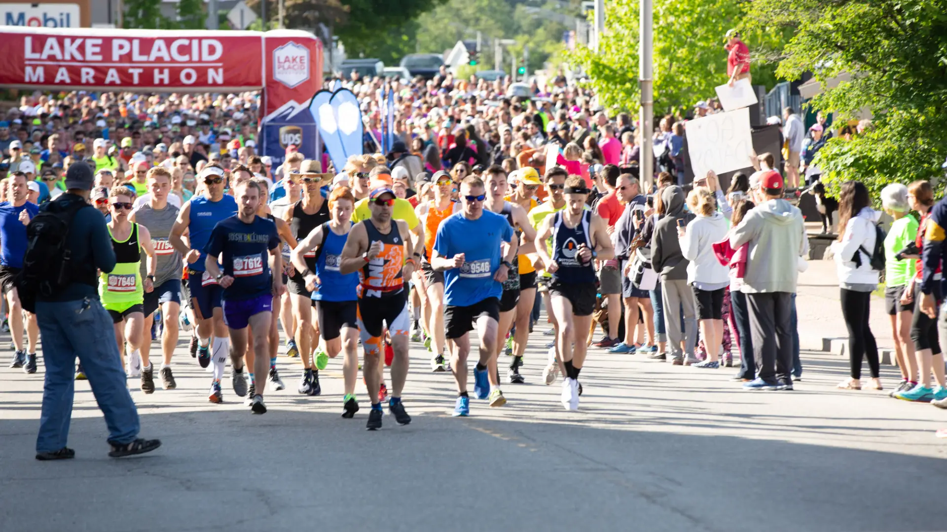 a large crowd of runners start the Lake Placid Marathon.