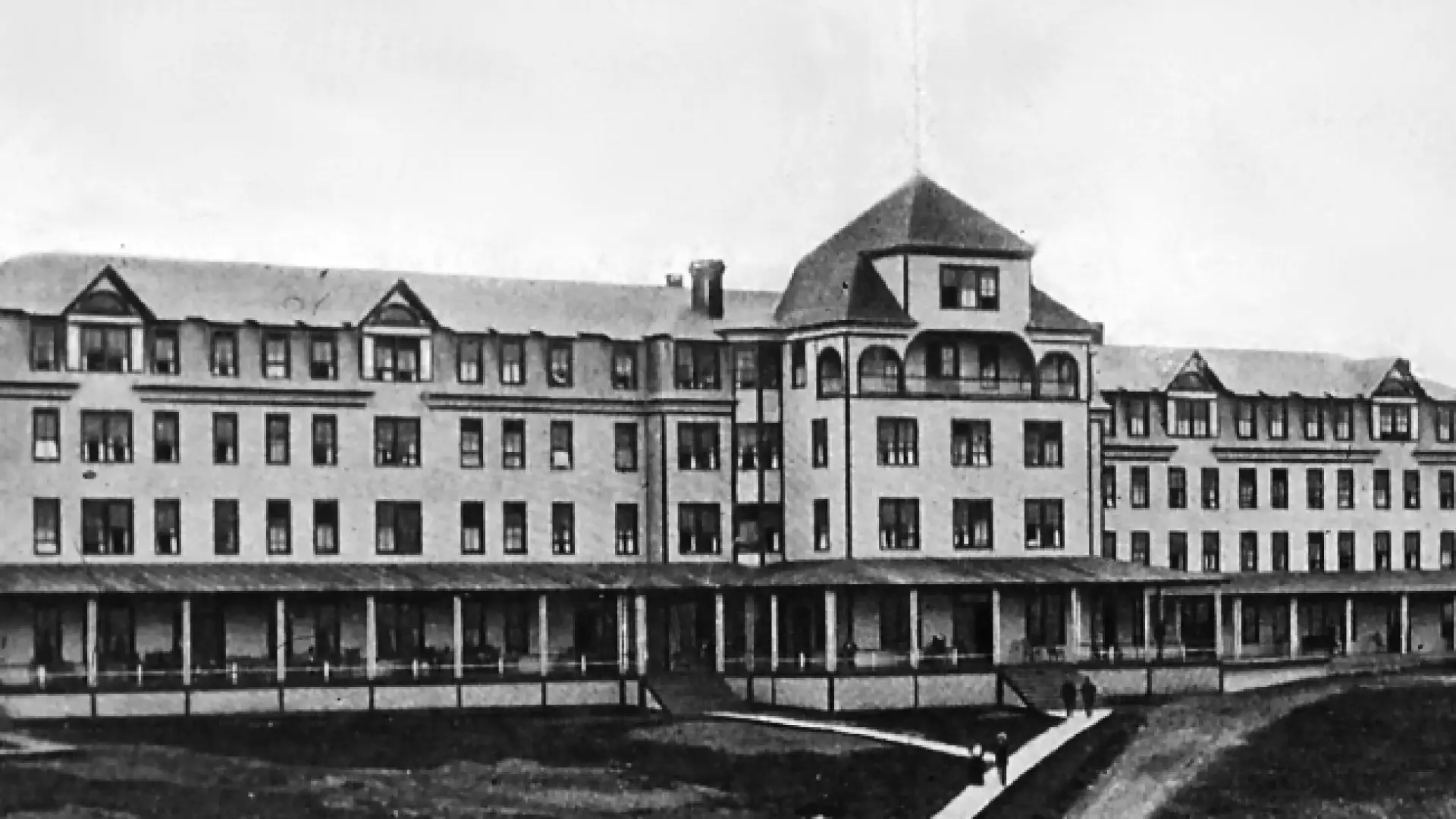 The Grand View Hotel, razed in 1961 after sitting dormant for 5 years. The hill is now the site of the Crowne Plaza Resort