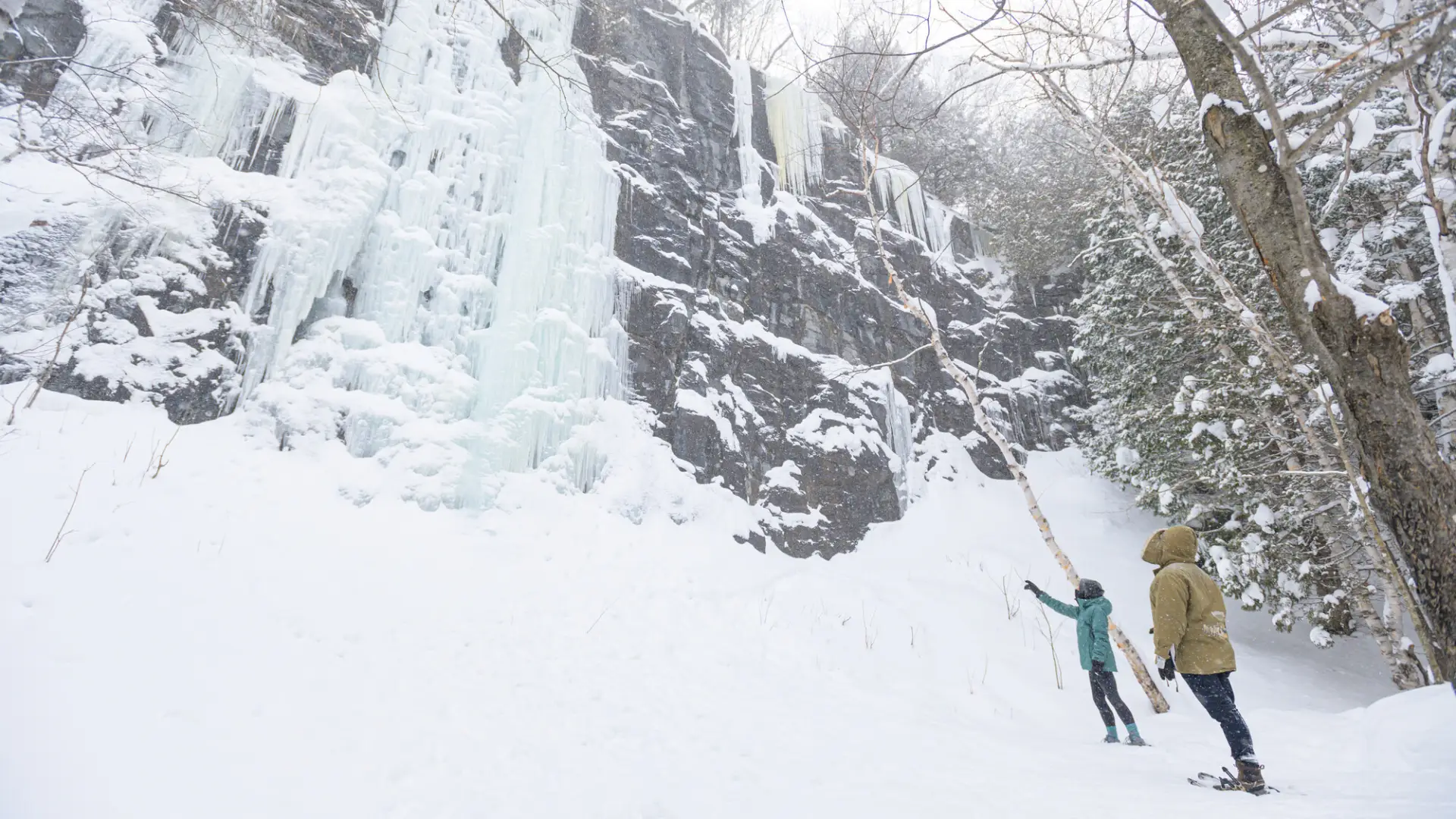 An icy wall along the cobble lookout trail