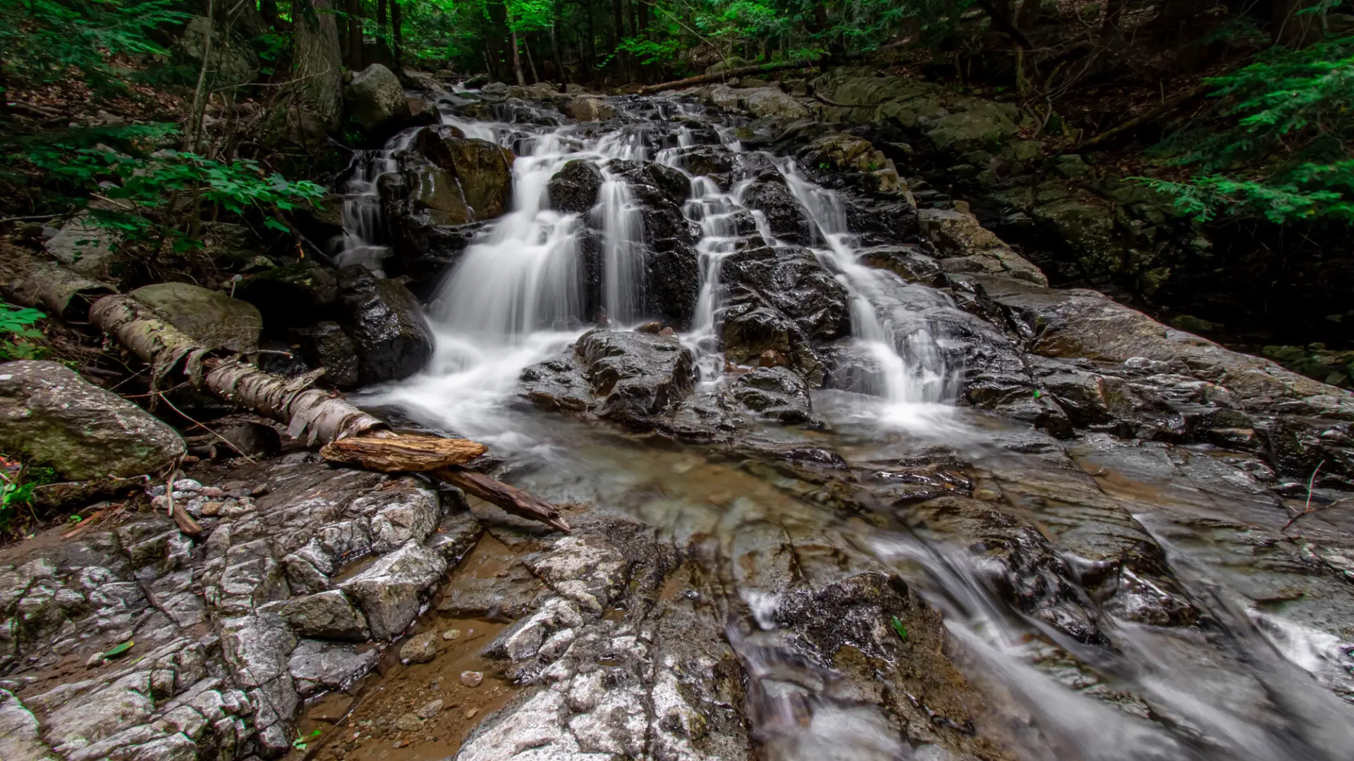 A fanning waterfall