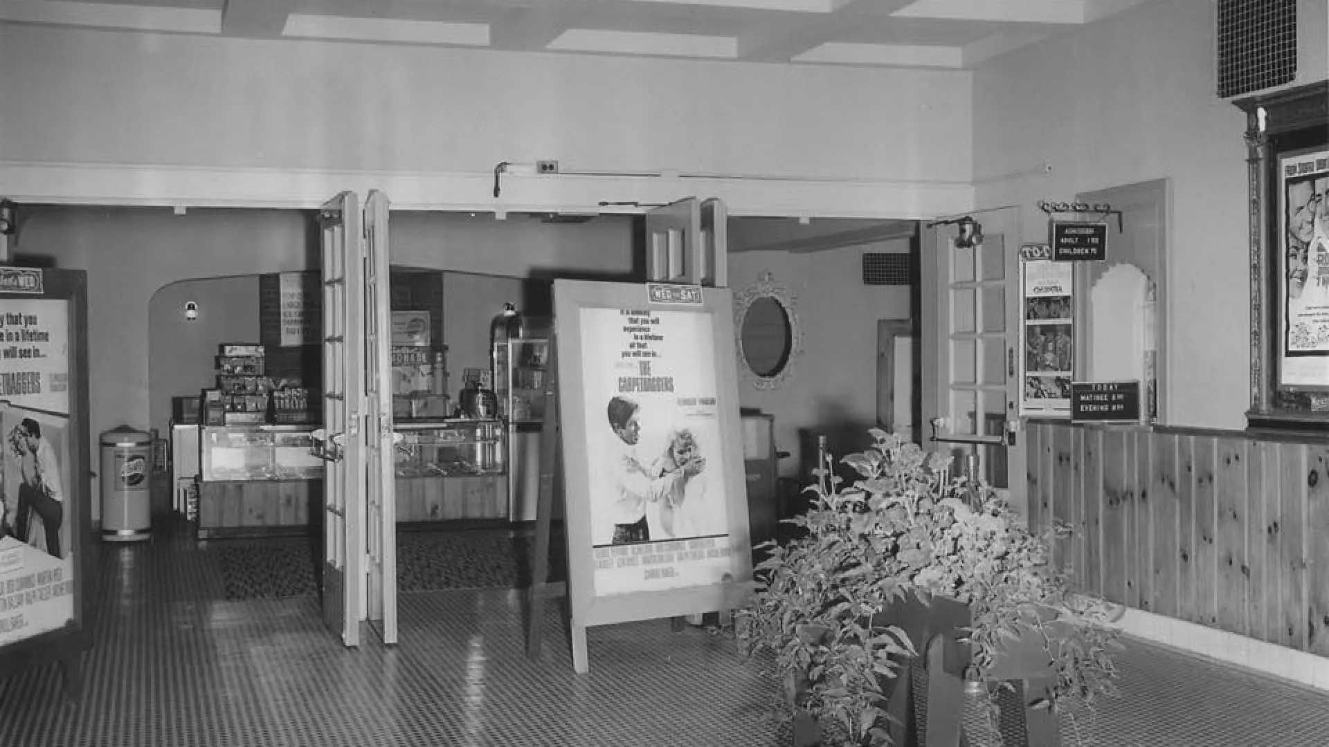 Current or old picture of the lobby? Old, but not much has changed!