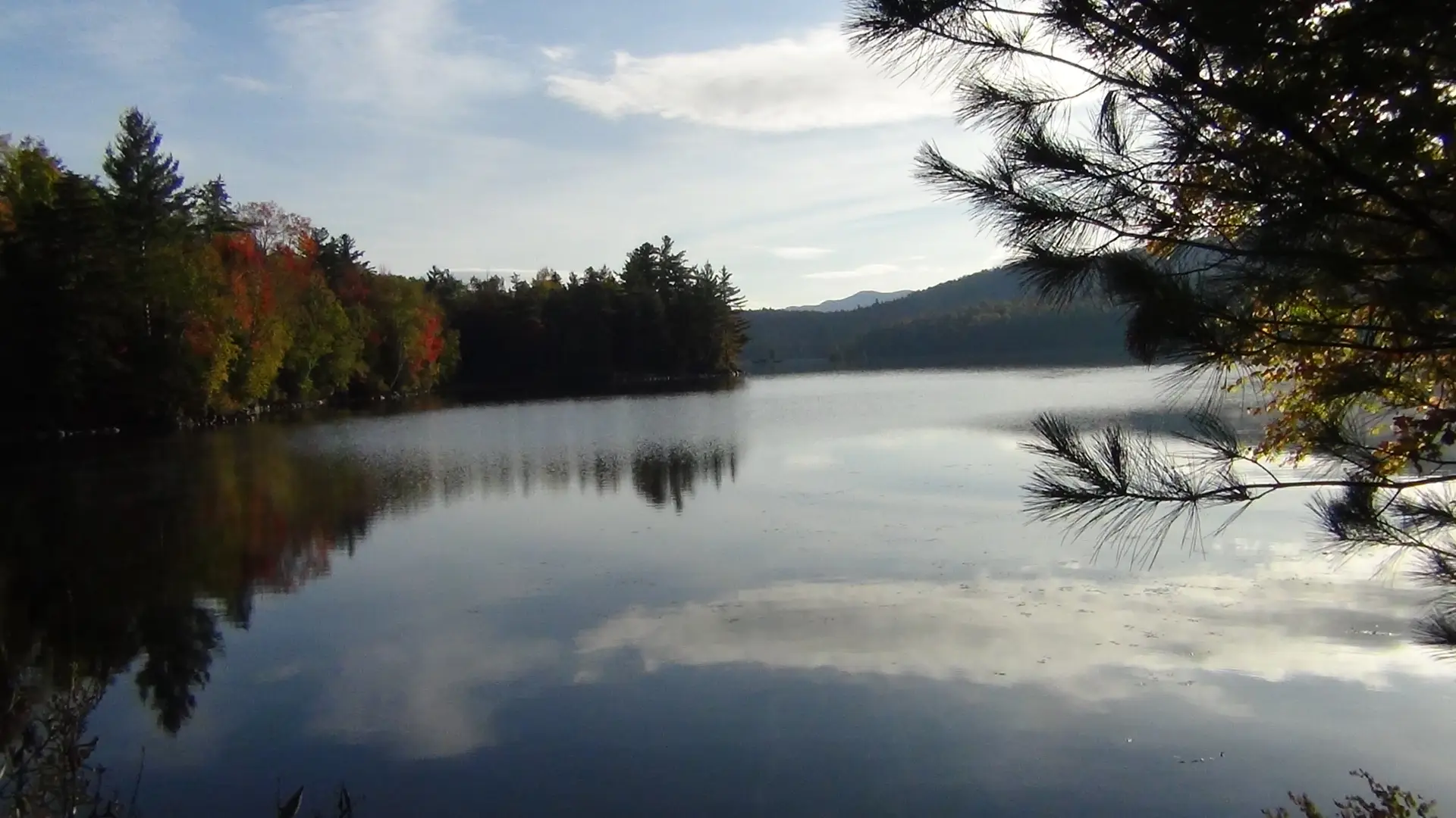 This is a narrow lake with lots of trees, making for a sheltered, and tranquil, paddle.