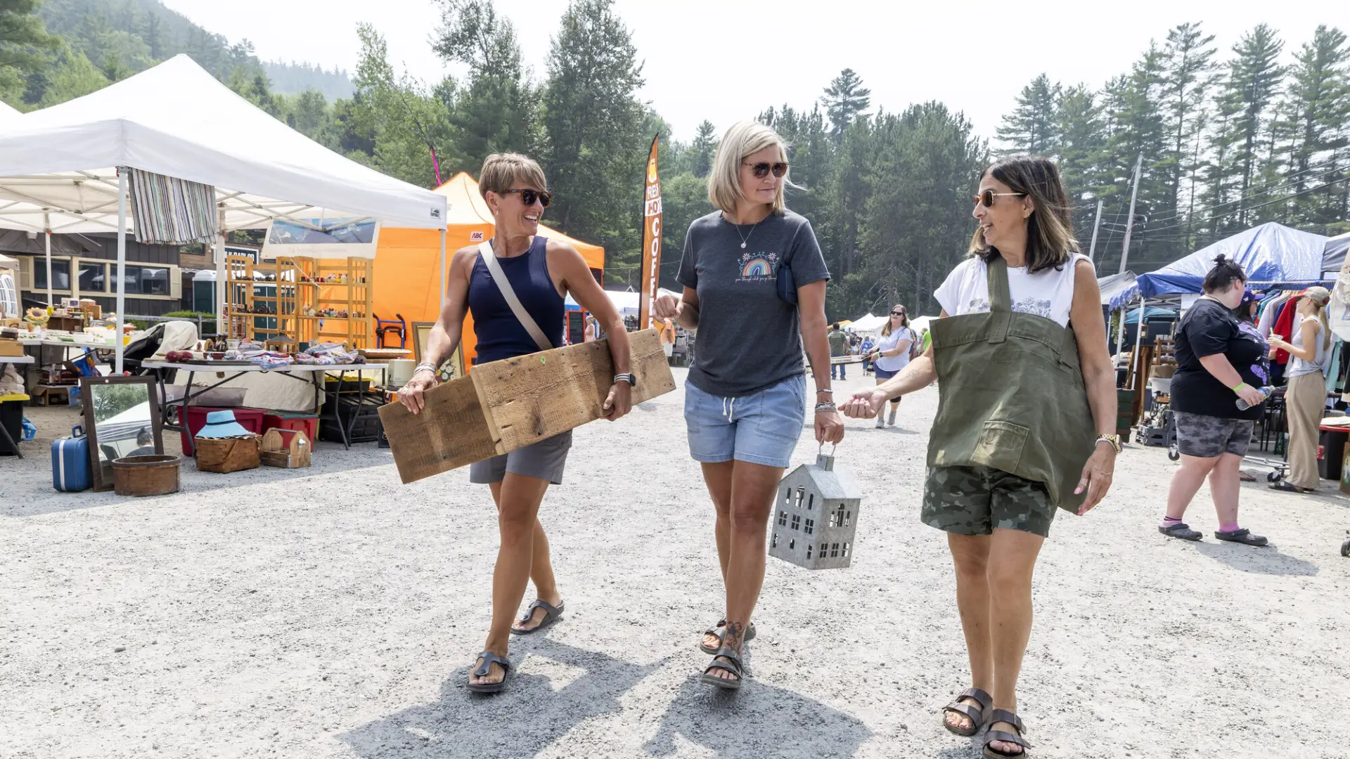 Brimfield shoppers