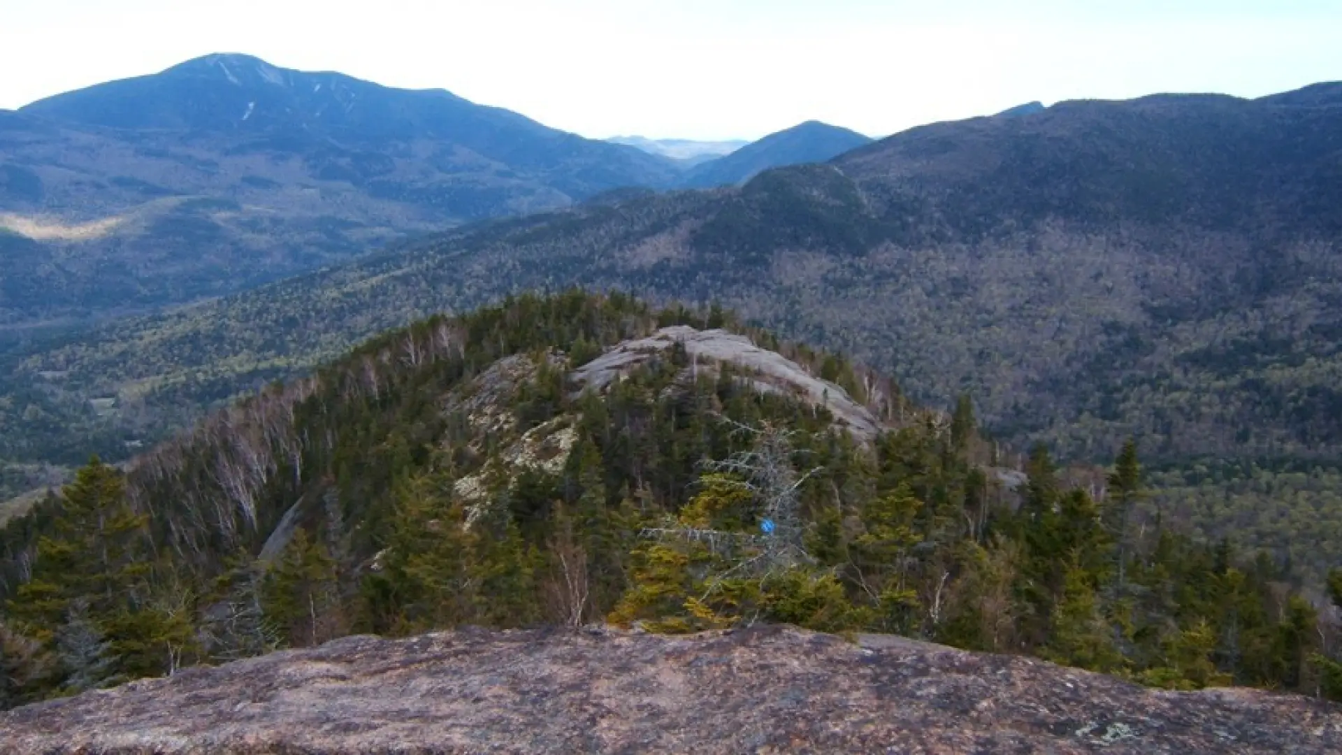 The summit is marked by a blue disk.
