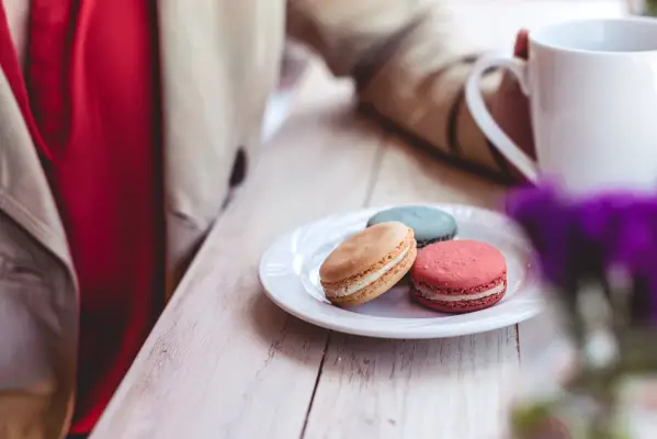 A plate of macaroons. 