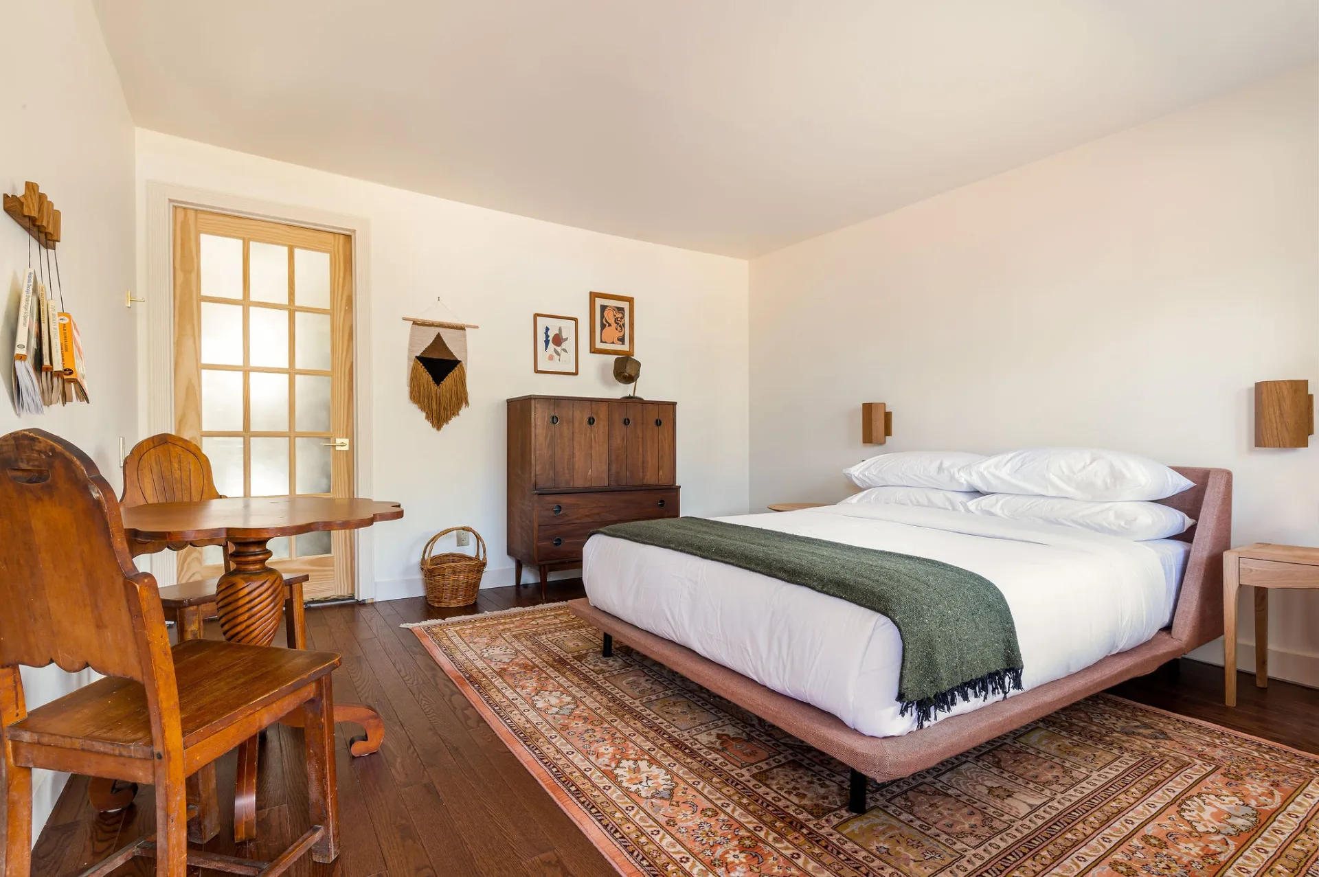 The airy sleeping space with natural fibers, colors and lots of wood at Eastwind Lake Placid.