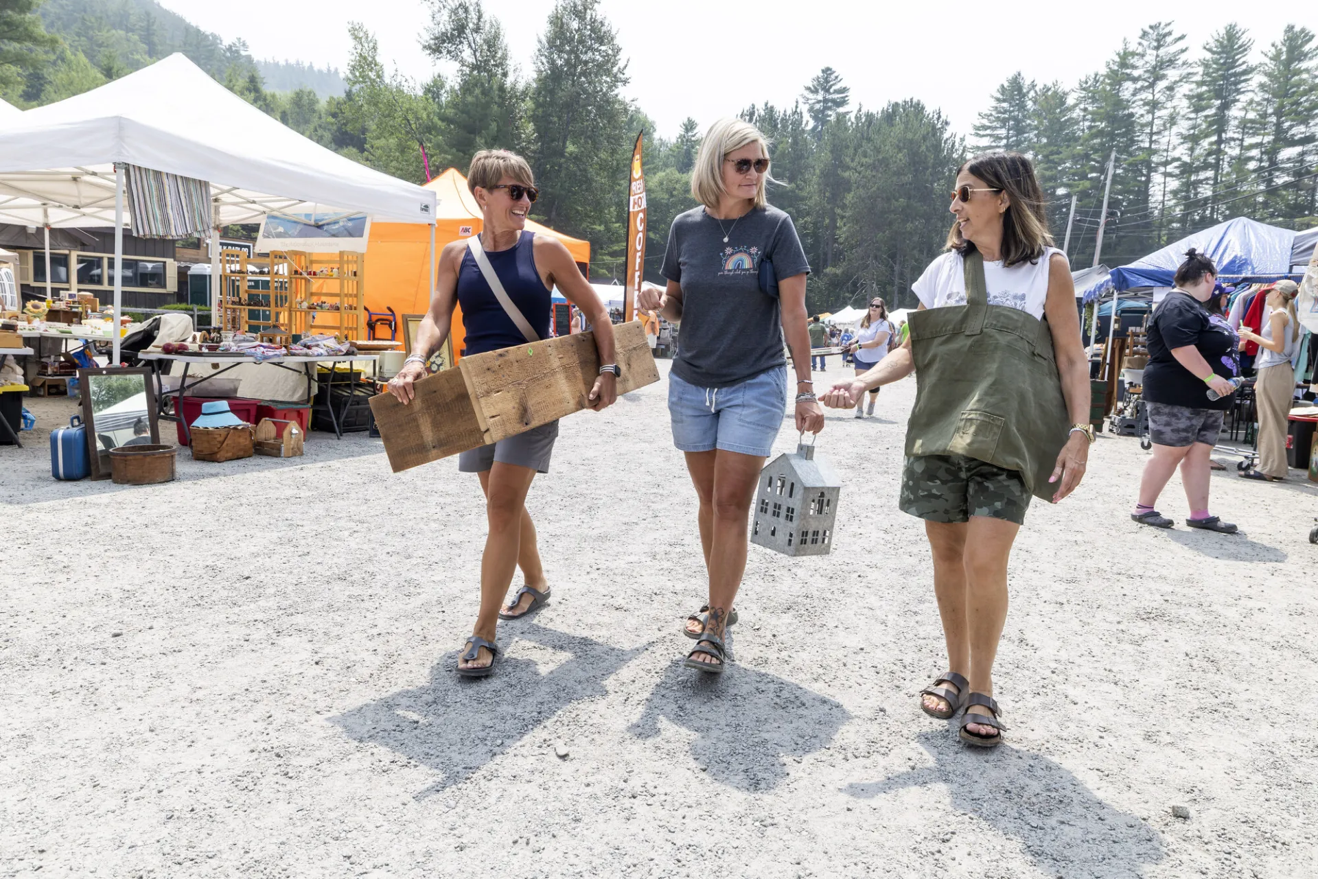 Brimfield shoppers