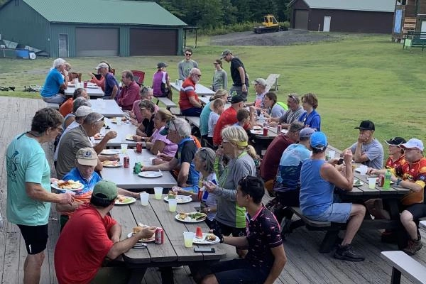 outdoor diners at multiple picnic tables
