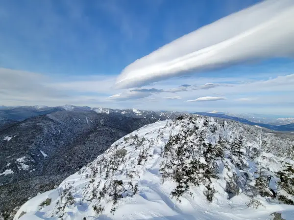 A long narrow cloud seen from a wintry summit