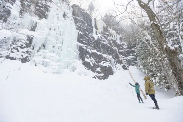 An icy wall along the cobble lookout trail