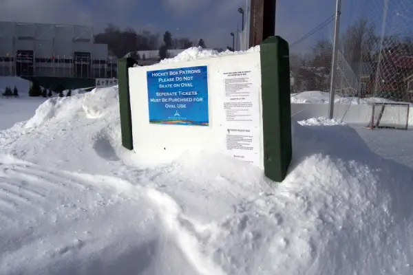 A sign for a hockey bpox
