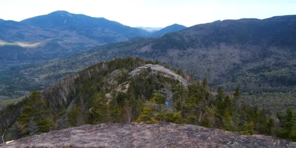The summit is marked by a blue disk.