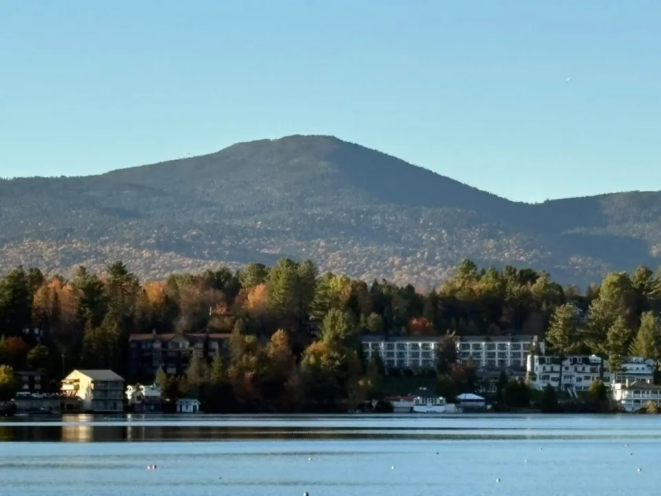 Foliage views on Mirror Lake.